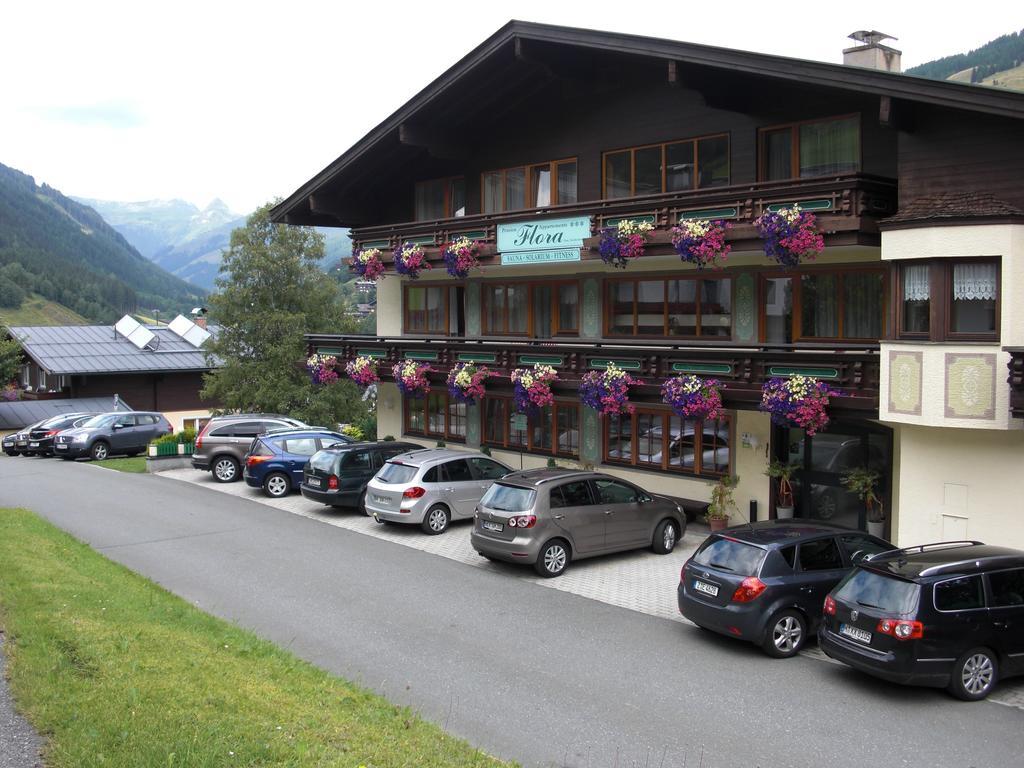 Hotel-Pension Flora Заалбах-Хинтерглем Екстериор снимка